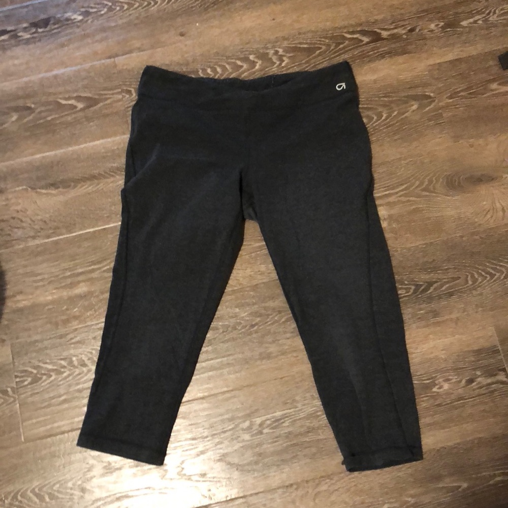 Cropped, grey leggings
